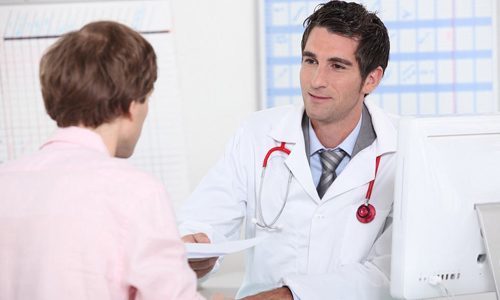 Какой врач лечит кандидозы? Как он называется?